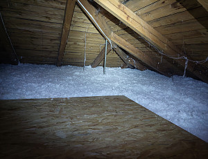 Zateplení stropu rodinného domu pomocí foukané izolace